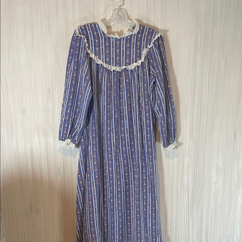 VINTAGE LANZ OF SALZBURG NIGHTGOWN SMALL